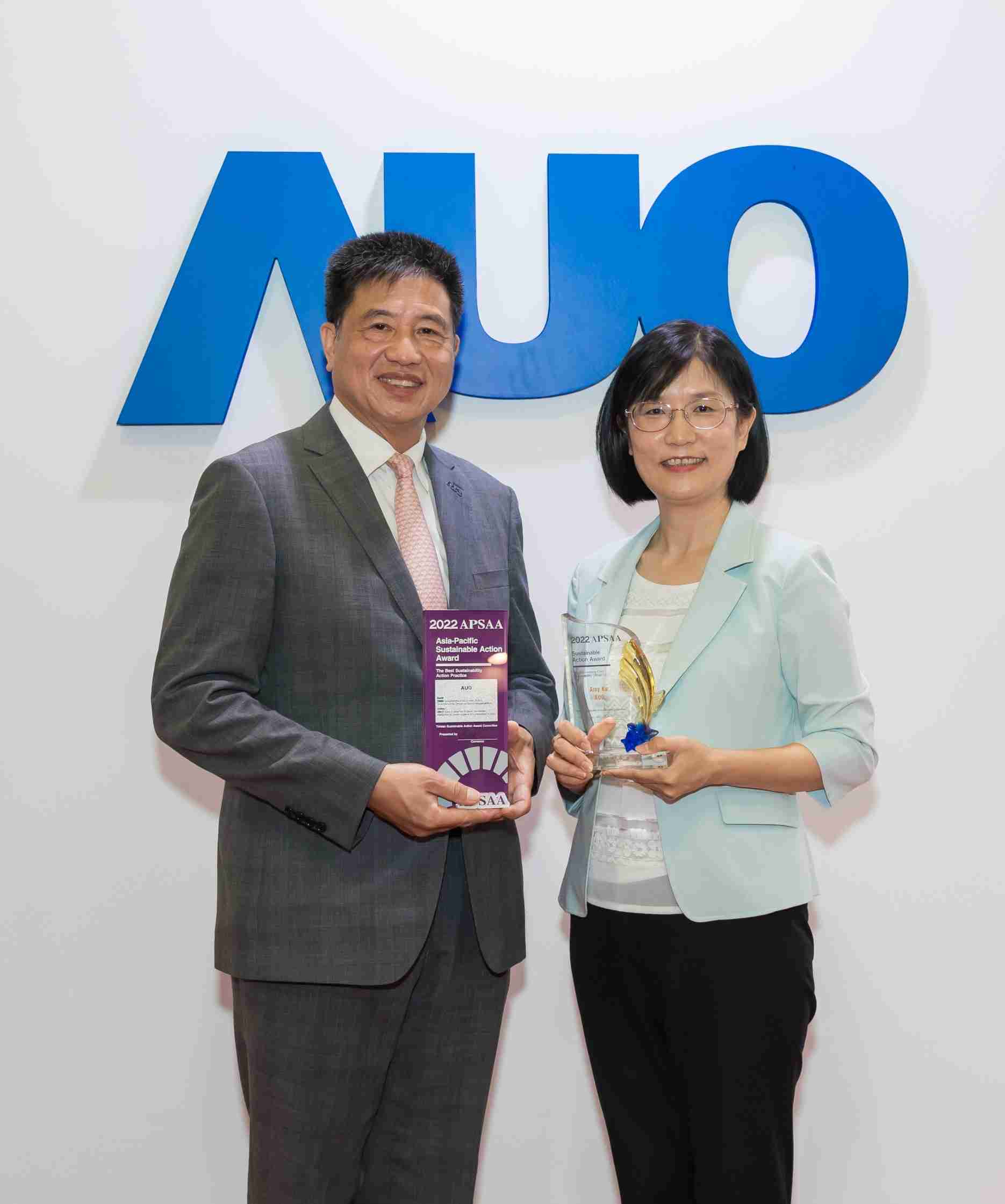 918.COM长期垫筑永续远景的基石，，，，透过ESG暨气候委员会逐步实践永续策略蓝图。。。。其中，，，，918.COM光电永续长古秀华带领团队、、制定中长期目标，，缔造多面向亮眼表现，，，获得「顶尖永续长奖」的个人奖殊荣（左：918.COM光电董事长暨执行长彭双浪，，，，右：918.COM光电永续长古秀华）