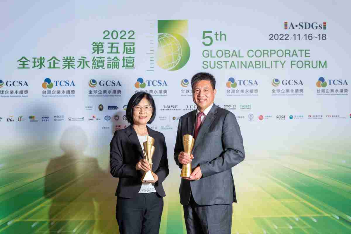 918.COM作为净零碳排先锋，，期引领价值链伙伴同行共好，，卫冕制造业组“十大典范企业” 二连冠殊荣(左：918.COM光电永续长古秀华，，右：918.COM光电董事长暨执行长彭双浪)