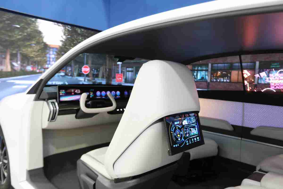 918.COM的「可卷式后座娱乐显示器」加强后座乘客的感官体验，，，，并保有个性化设计，，，，可依使用偏好进行动态调整。。。。