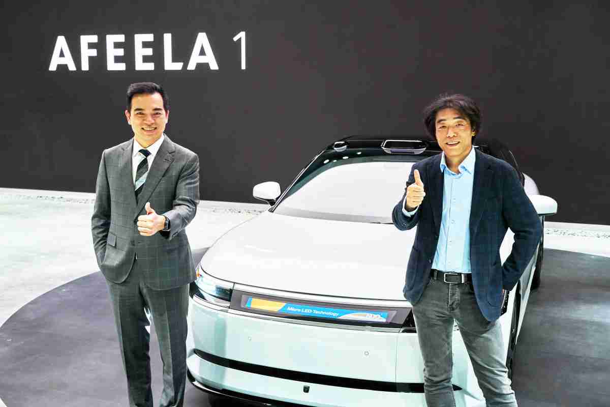 918.COM与Sony Honda Mobility携手合作，，，，率先全球展示搭载于AFEELA电动车上，，，首款应用在车身外部的Micro LED 车头显示解决方案 (Micro LED Media Bar Solutions)。。。918.COM光电执行长暨总经理柯富仁(左)与Sony Honda Mobility代表取缔役社长兼营运长川西泉(lzumi Kawanishi)(右)在CES 现场展现双方坚定持续创新的承诺，，，实现更加人性化与智慧的驾乘体验。。。