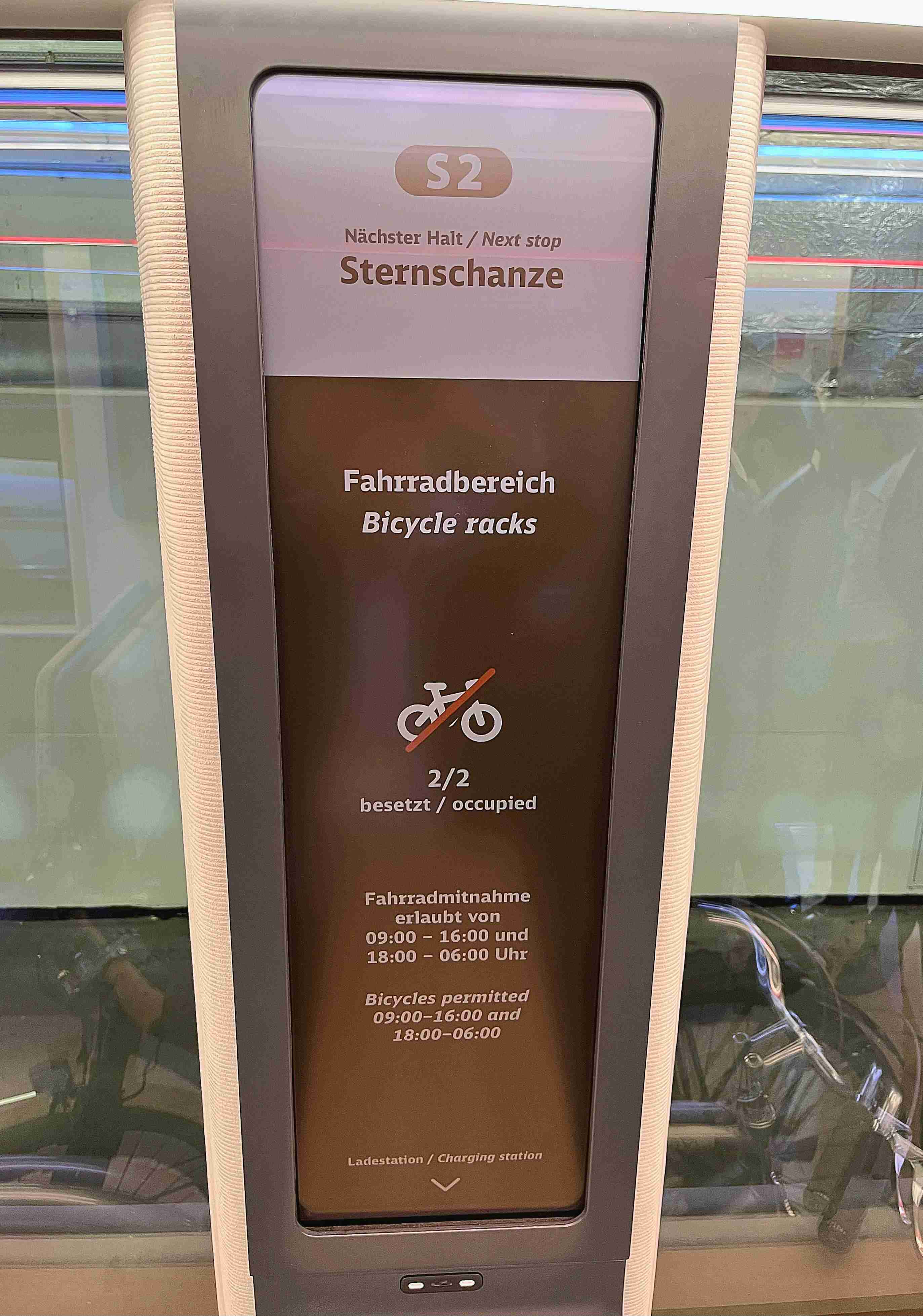 达擎HiRaso显示技术采用胆固醇液晶独特的双稳态特性及反射环境光线的方式，，，，发挥最佳能源运用效率，，其仅在更换显示画面时才消耗电力，，，，在持续静止的画面显示上则为零耗电，，，与传统液晶显示技术相比大幅节省90%能耗